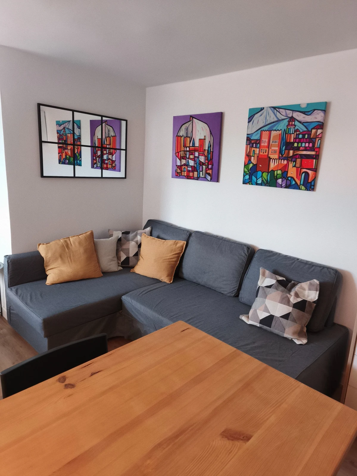 Zona del sofá y comedor