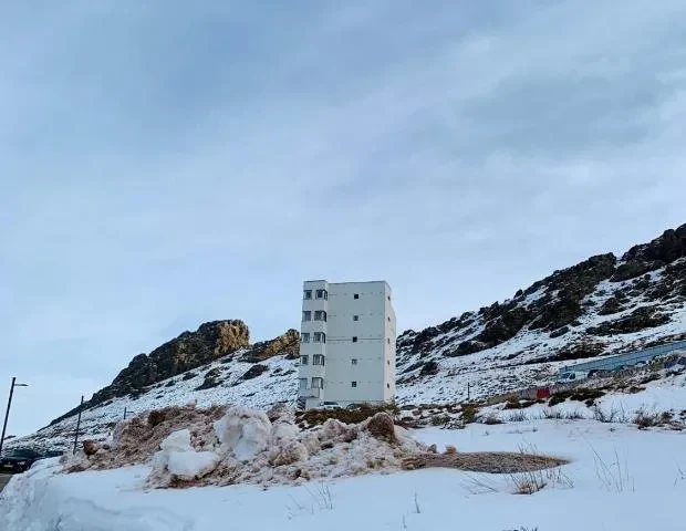 Edificio Presidente entre montañas nevadas