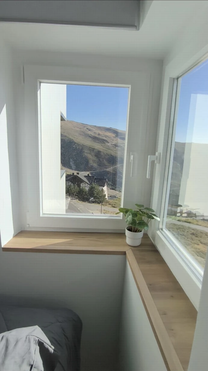 Ventana con vistas a la montaña