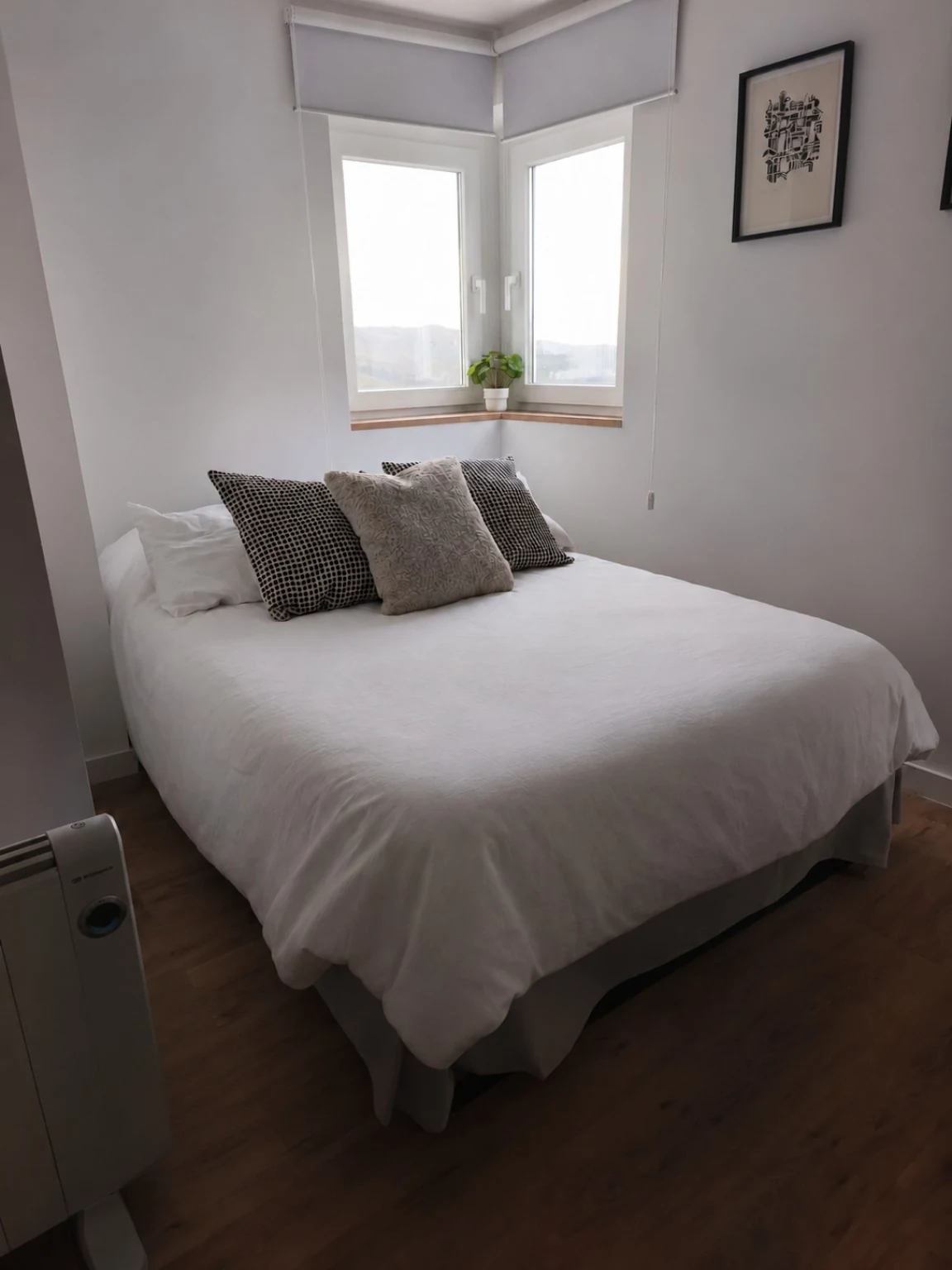 Cama doble junto a las ventanas