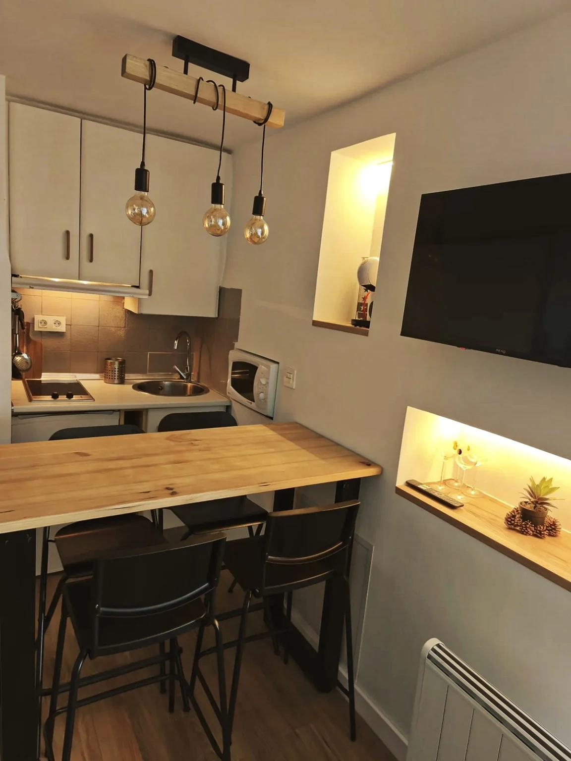 Cocina y comedor con iluminación cálida