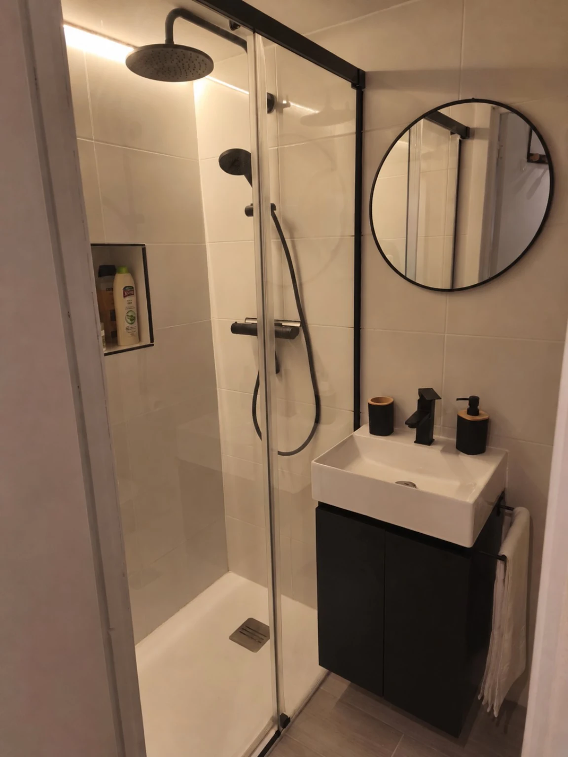 Ducha y lavabo del baño