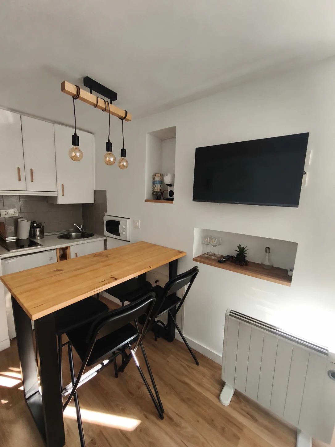 Cocina, comedor y televisión